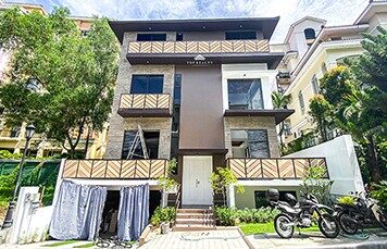 DS882436 – 📣Price Drop!🔥 Mckinley Hill Village | 3-Storey Charming House and Lot For Sale in Mckinley Hill, Taguig City, Metro Manila