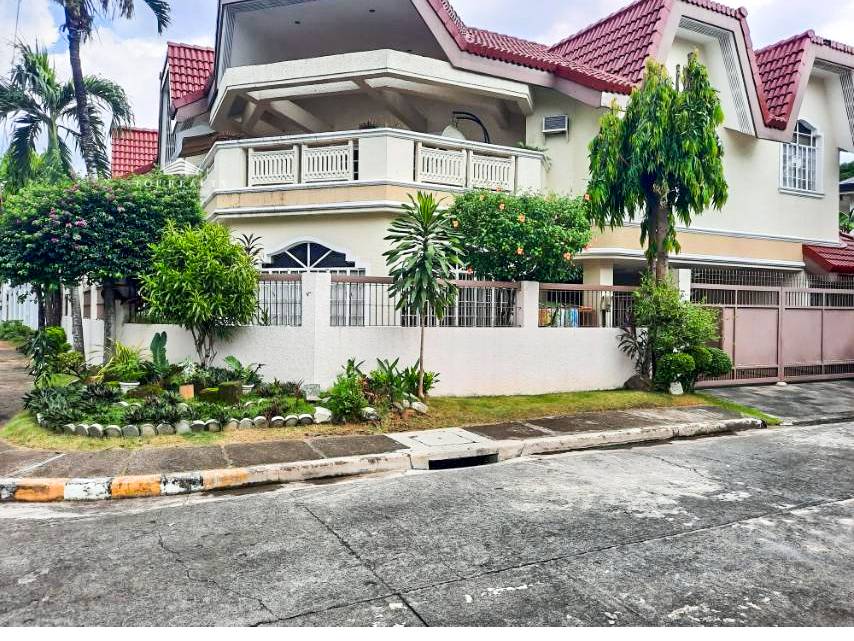 DS88-003797- Vista Verde Executive Village | Your Urban Retreat Awaits in this 4-Bedroom 4BR House For Sale in San Isidro, Rizal