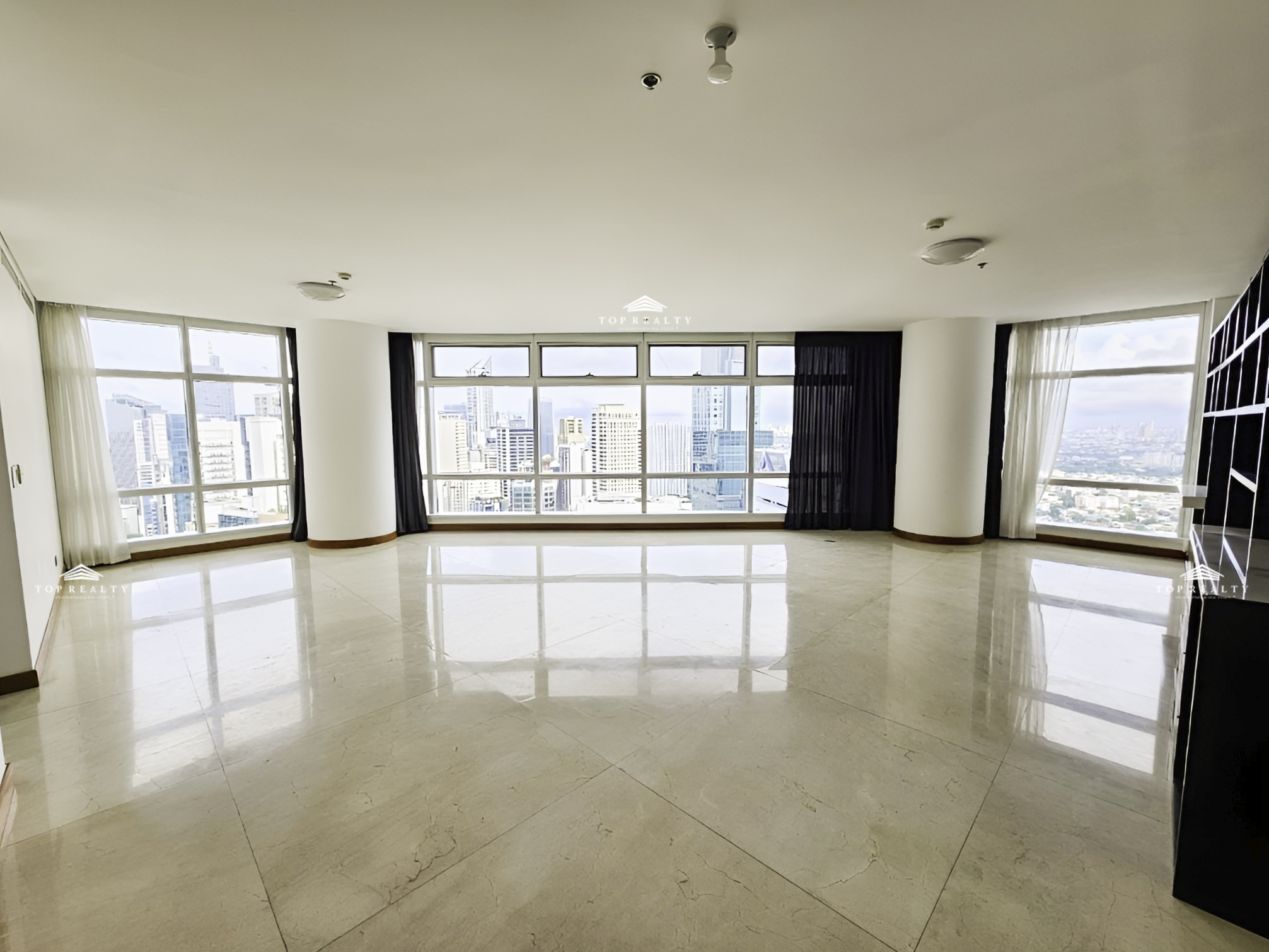 DS88-003794 – Two Roxas Triangle | Experience City Living in Style with this 3-Bedroom 3BR Semi-Furnished Condo for Sale in Makati