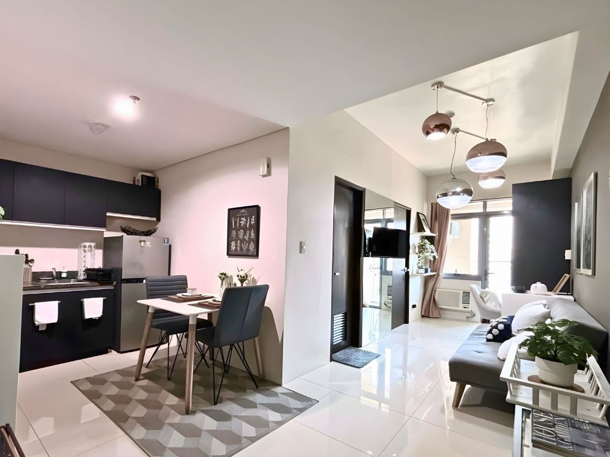 DS88-006336-The-Park-West-_-Modern-1-Bedroom-1BR-Condo-with-Patio-for-Sale-in-Fort-Bonifacio-BGC-Taguig-City-_-Fully-Furnished-Unit-by-Federal-Land-4.webp